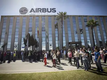 Los trabajadores de Airbus Puerto Real (Cádiz), concentrados en la puerta de la factoría. Los trabajadores de Airbus Puerto Real (Cádiz), concentrados en la puerta de la factoría.