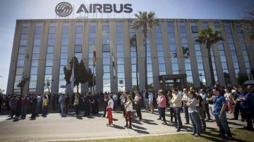 Los trabajadores de Airbus Puerto Real (Cádiz), concentrados en la puerta de la factoría.