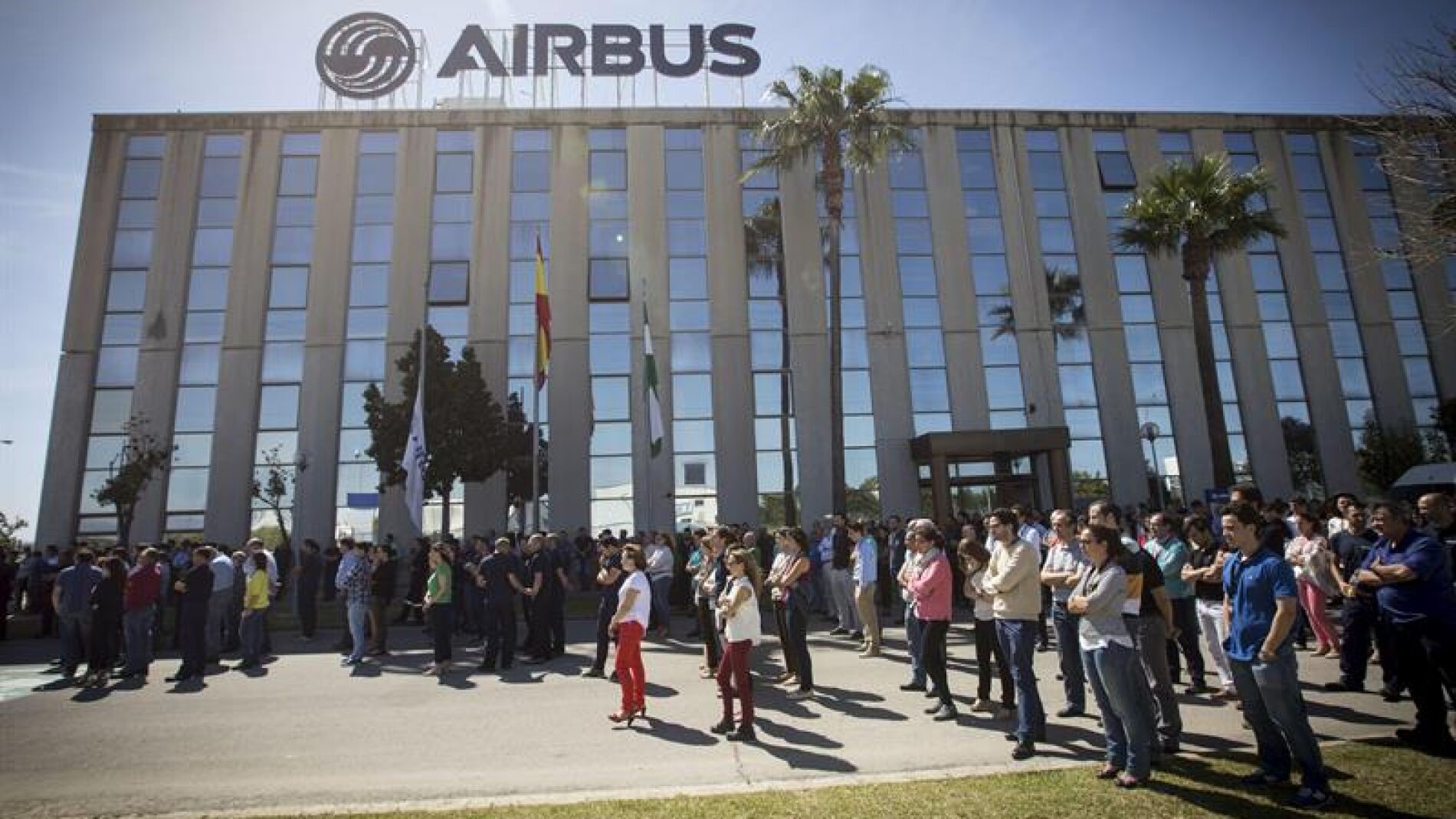 Los trabajadores de Airbus Puerto Real (C&aacute;diz), concentrados en la puerta de la factor&iacute;a.
