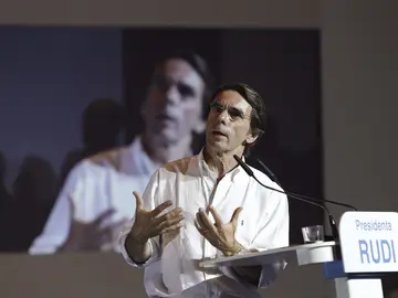 Aznar en un mítin Aznar en un mítin