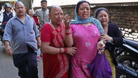 Nepal&iacute;es en busca de un espacio abierto en Sankhu.