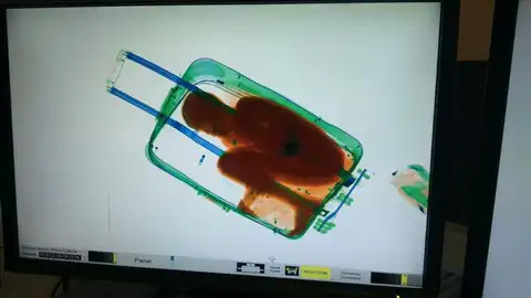 Niño en maleta Niño en maleta