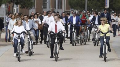 Rajoy, Aguirre y Cifuentes entran pedaleando en la campaña de Madrid