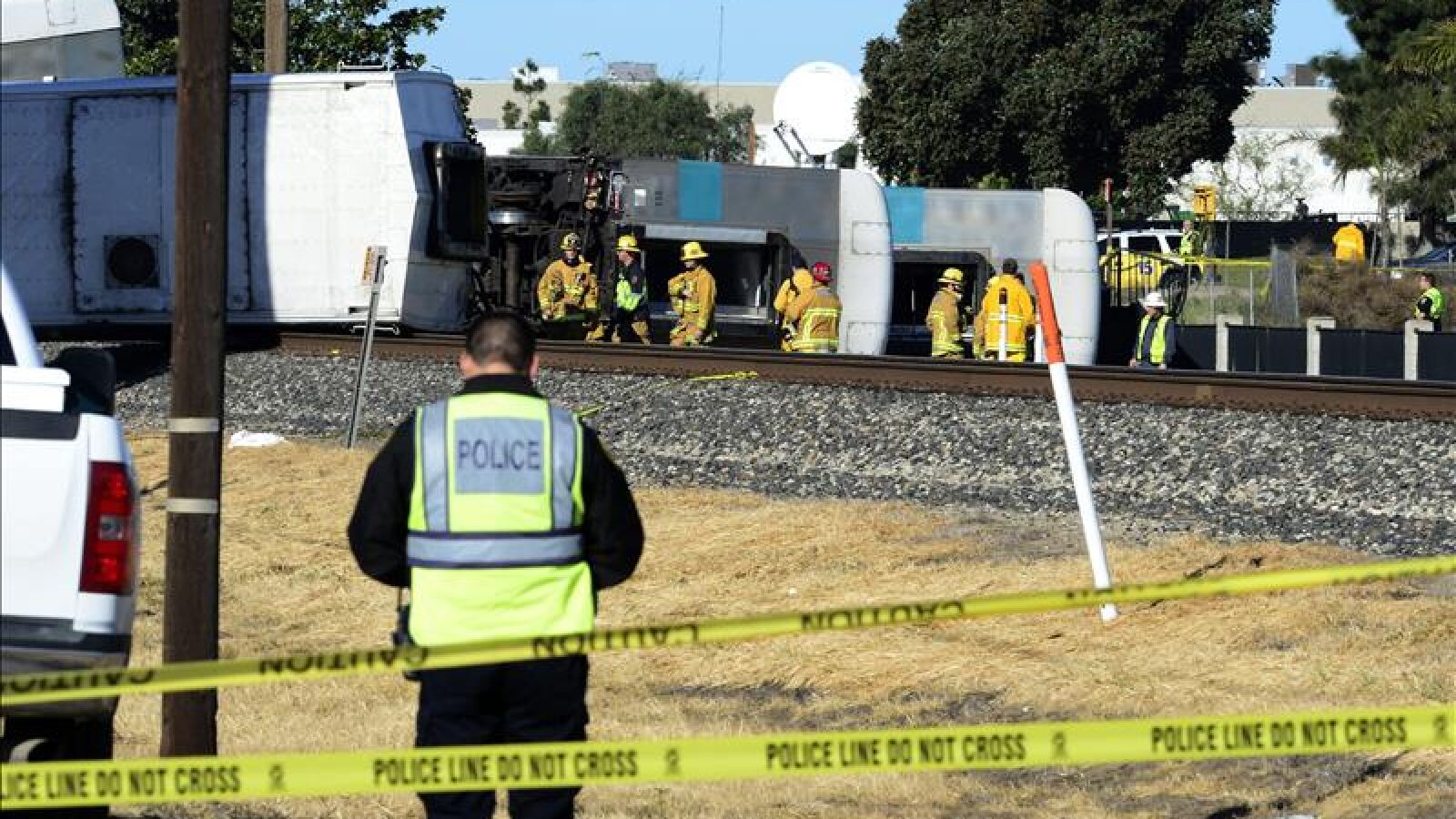 Al menos 5 muertos y 59 heridos al descarrilar un tren de pasajeros en Filadelfia