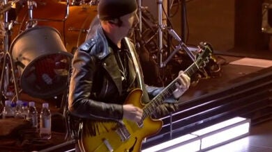 El guitarrista de U2 se cae del escenario en el comienzo de su nueva gira