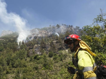 Profesional trabajando en la extinción del incendio de Alicante