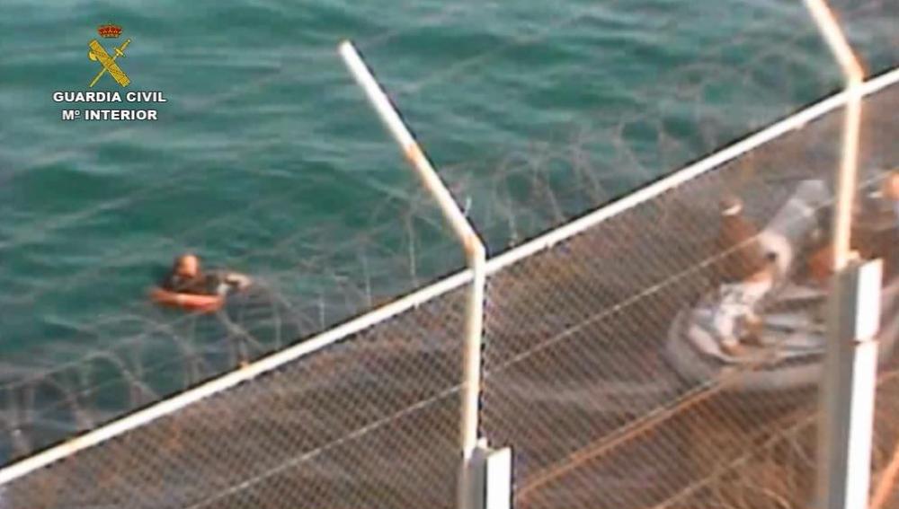 Un guardia civil se arroja al mar para salvar a inmigrante que nadaba a Ceuta