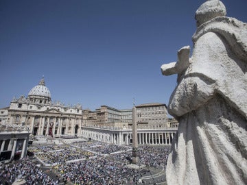 Vista de la Plaza de San Pedro en Roma (17-05-2015)