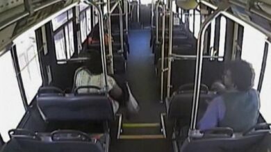 Un tren arrolla a un autobús en Atlanta que se quedó atascado en las vías