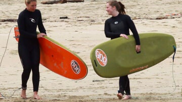 Unas jóvenes practican surf en San Sebastián