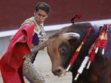 Posada de Maravillas" da un pase a uno de sus astados en el undécimo festejo de la Feria de San Isidro en Las Ventas 