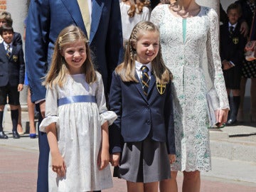 Los Reyes junto a sus hijas Leonor y Sofía