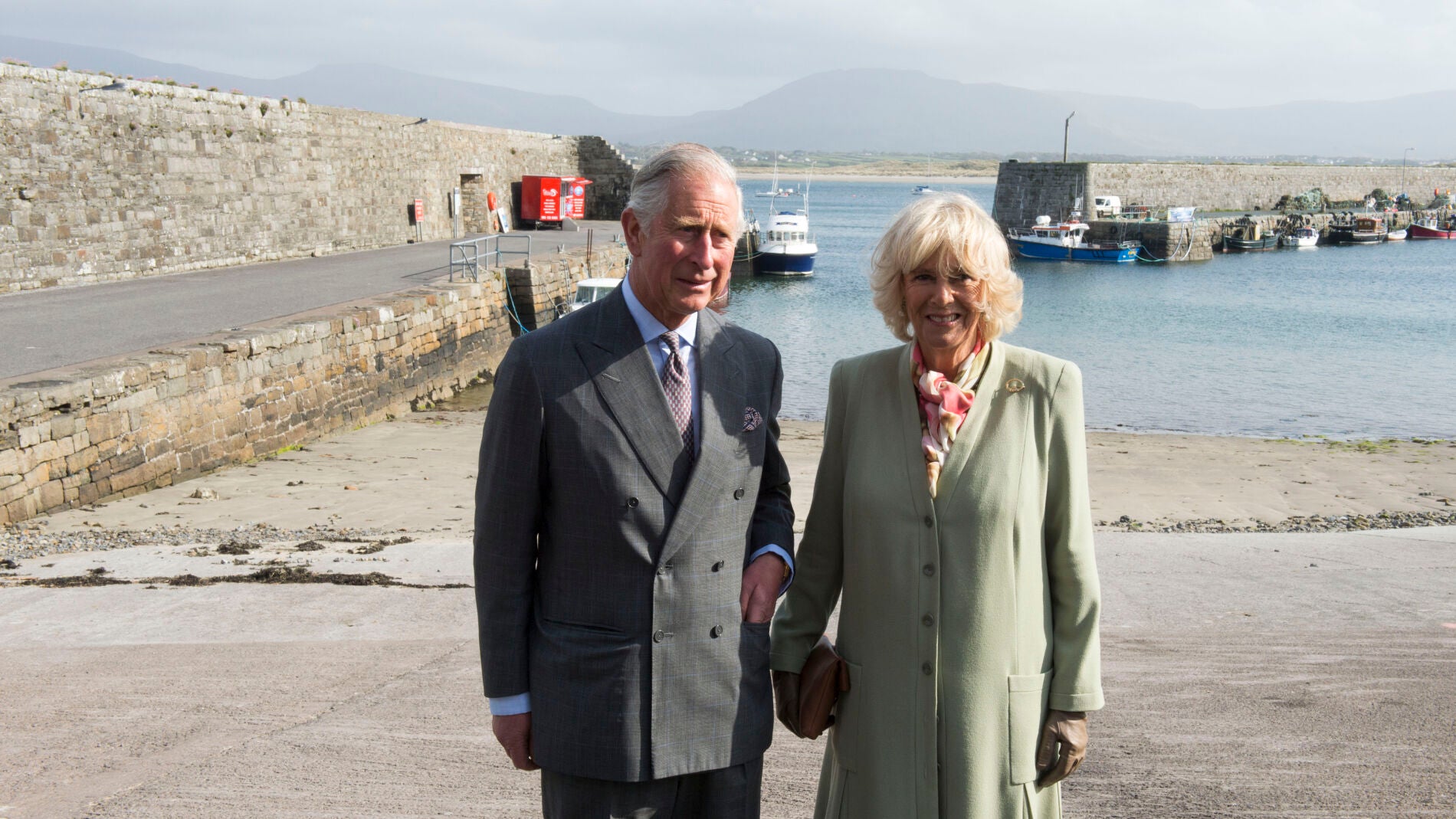 El pr&iacute;ncipe Carlos y Camilla visitan Mullaghmore, en Irlanda