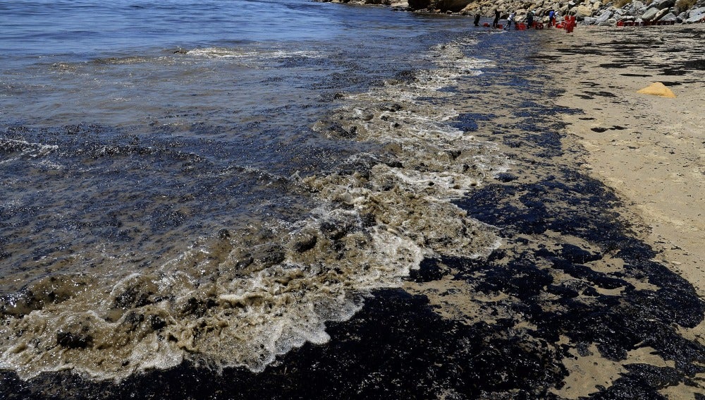 Vertido de petróleo cerca de Santa Bárbara, California