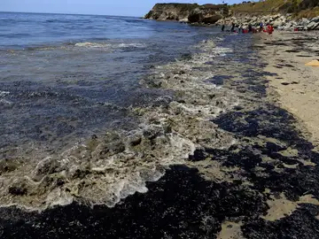 Vertido de petróleo cerca de Santa Bárbara, California Vertido de petróleo cerca de Santa Bárbara, California
