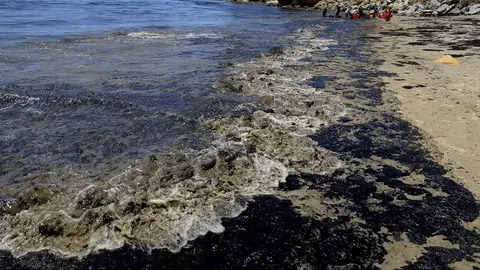 Vertido de petróleo cerca de Santa Bárbara, California Vertido de petróleo cerca de Santa Bárbara, California