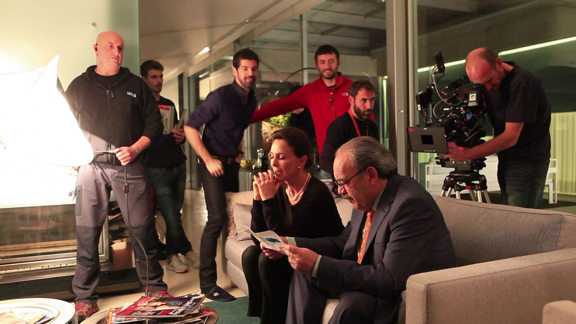 Tito Valverde y Lydia Bosch filma una escena de Sin Identidad 