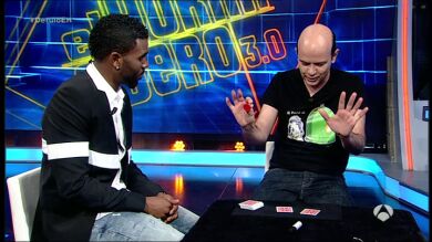 Jandro realiza un truco de magia con un minidesatascador de váter
