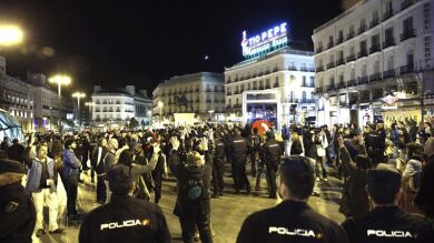 Sólo un centenar de personas hace un 'grito mudo' en Sol