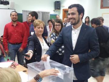 Alberto Garzón (IU) deposita su voto