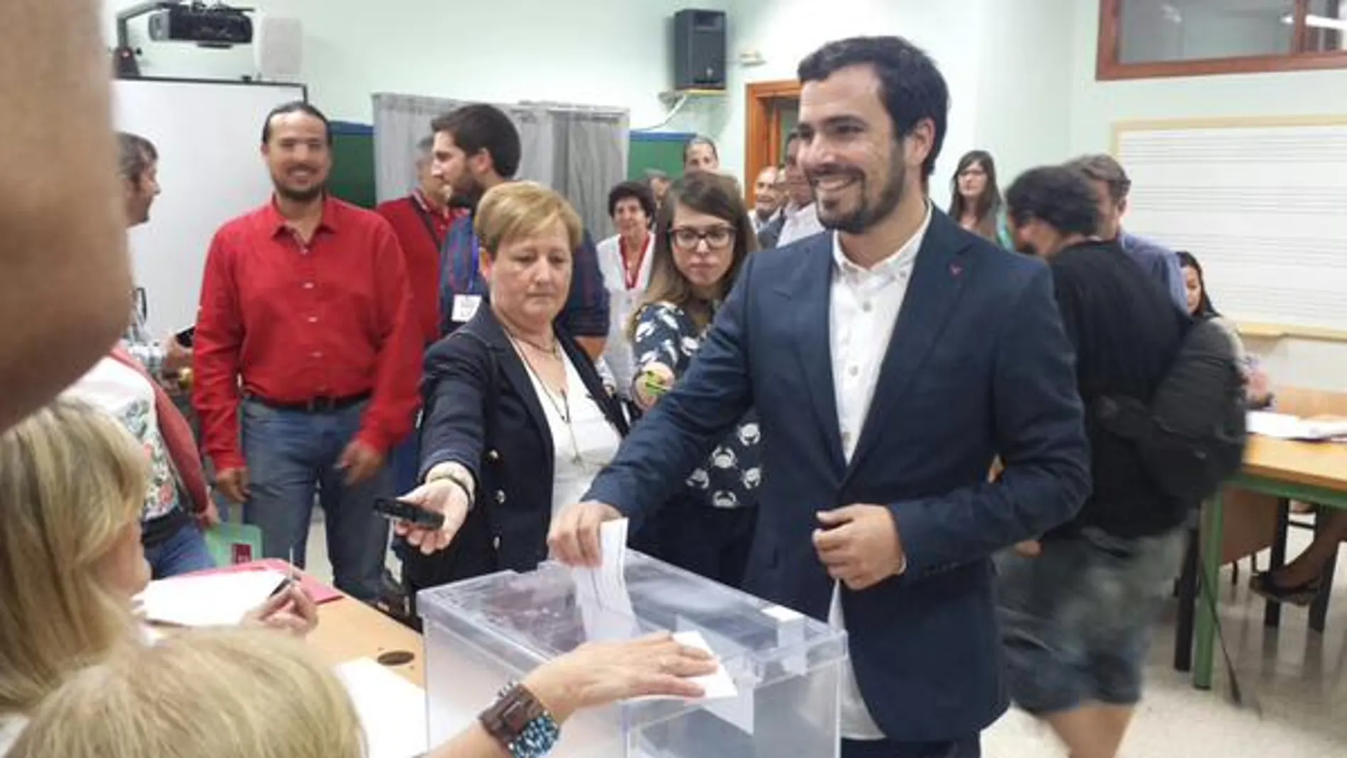 Alberto Garzón (IU) deposita su voto