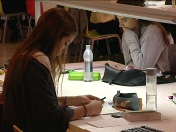 Las bibliotecas, llenas de estudiantes, de día y de noche Las bibliotecas, llenas de estudiantes, de día y de noche