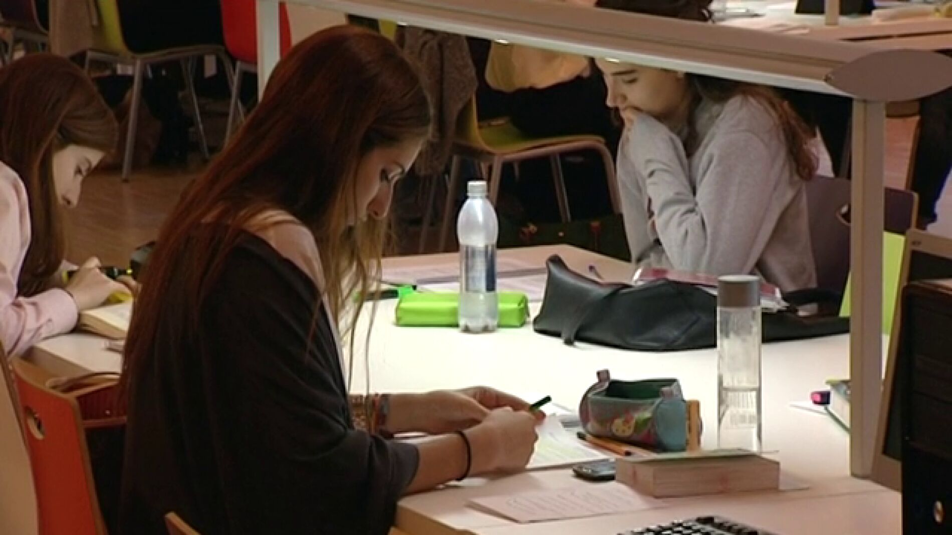 Las bibliotecas, llenas de estudiantes, de d&iacute;a y de noche