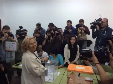 Manuela Carmena acude a votar Manuela Carmena acude a votar