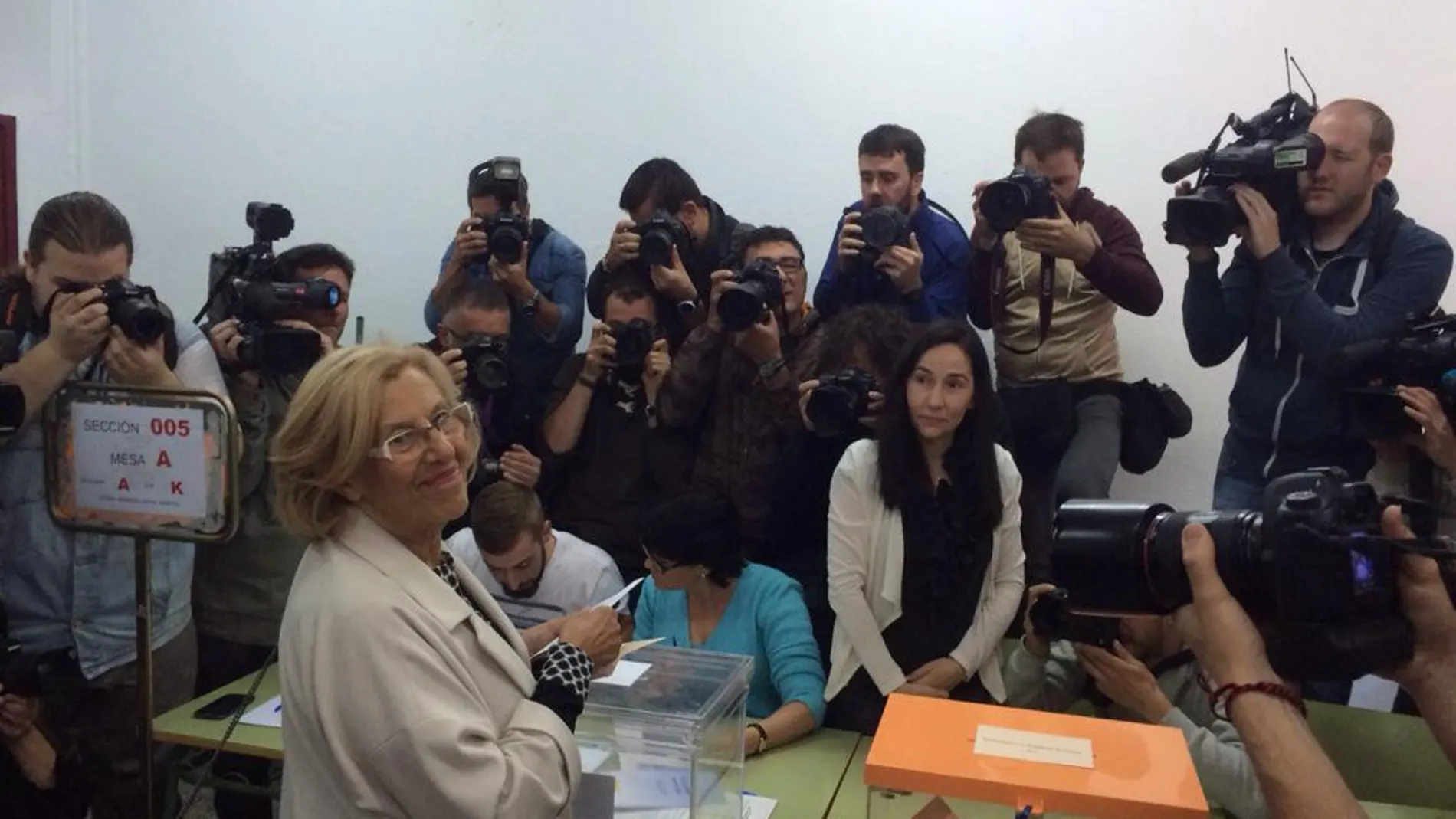 Manuela Carmena acude a votar