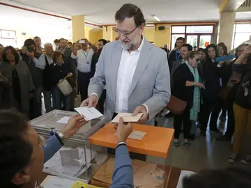 Mariano Rajoy anima a votar a los españoles y desea una jornada “sin problemas” Mariano Rajoy anima a votar a los españoles y desea una jornada “sin problemas”