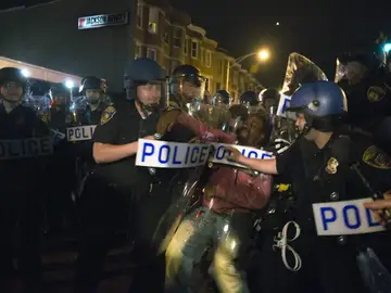 Más de 70 arrestos en protestas en Cleveland por la absolución de un policía que mató a tiros a dos hombres negros Más de 70 arrestos en protestas en Cleveland por la absolución de un policía que mató a tiros a dos hombres negros