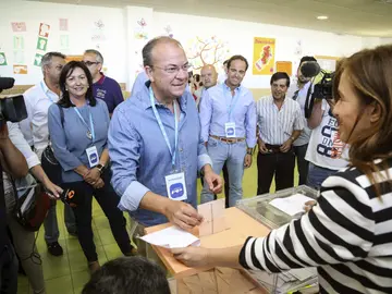 Monago dice que el voto “es la mejor encuesta” y Fdez. Vara pide que los políticos “tomen buena nota” del resultado Monago dice que el voto “es la mejor encuesta” y Fdez. Vara pide que los políticos “tomen buena nota” del resultado