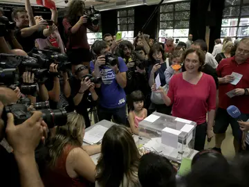 Trias afirma que “nos jugamos mucho” y Colau dice que “se acaba el bipartidismo” Trias afirma que “nos jugamos mucho” y Colau dice que “se acaba el bipartidismo”