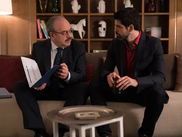 Bruno le dice a su padre que Miriam lo ha engañado Bruno le dice a su padre que Miriam lo ha engañado