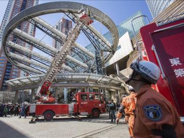  Un terremoto de 5,6 grados golpea la región de Tokio sin alerta de tsunami Bomberos de Tokio participan en un simulacro de terremoto. 