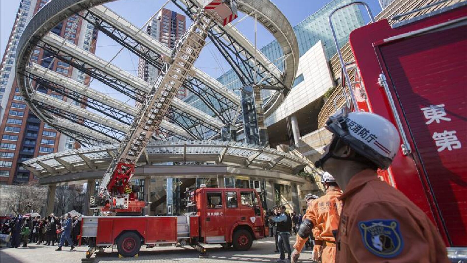  Un terremoto de 5,6 grados golpea la regi&oacute;n de Tokio sin alerta de tsunami Bomberos de Tokio participan en un simulacro de terremoto. 