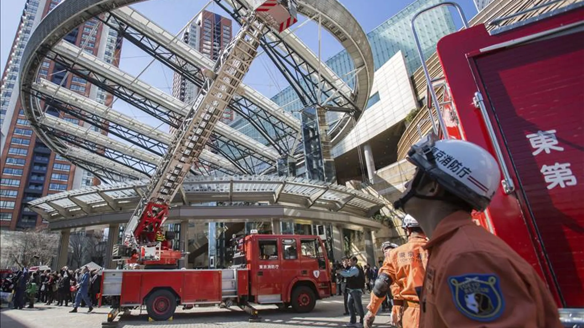 Un terremoto de 5,6 grados golpea la región de Tokio sin alerta de tsunami Bomberos de Tokio participan en un simulacro de terremoto. Un terremoto de 5,6 grados golpea la región de Tokio sin alerta de tsunami Bomberos de Tokio participan en un simulacro de terremoto.