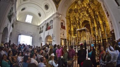 Miles de almonteños saltaron la reja a las 3 de la madrugada para comenzar la procesión a la Virgen