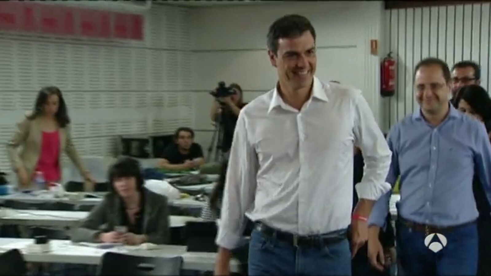 Pedro Sánchez abre contactos con Pablo Iglesias y Albert Rivera en el nuevo mapa electoral