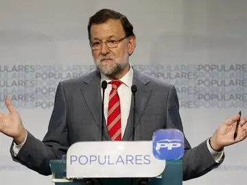 Rajoy descarta cambios en el Gobierno y en PP y achaca los malos resultados a gobernar durante la crisis Rajoy descarta cambios en el Gobierno y en PP y achaca los malos resultados a gobernar durante la crisis