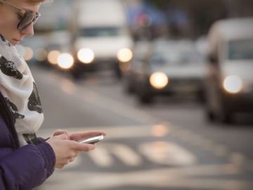 Mujer espera en una parada de autobús