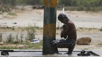 Un hombre se refresca ante la ola de calor en India
