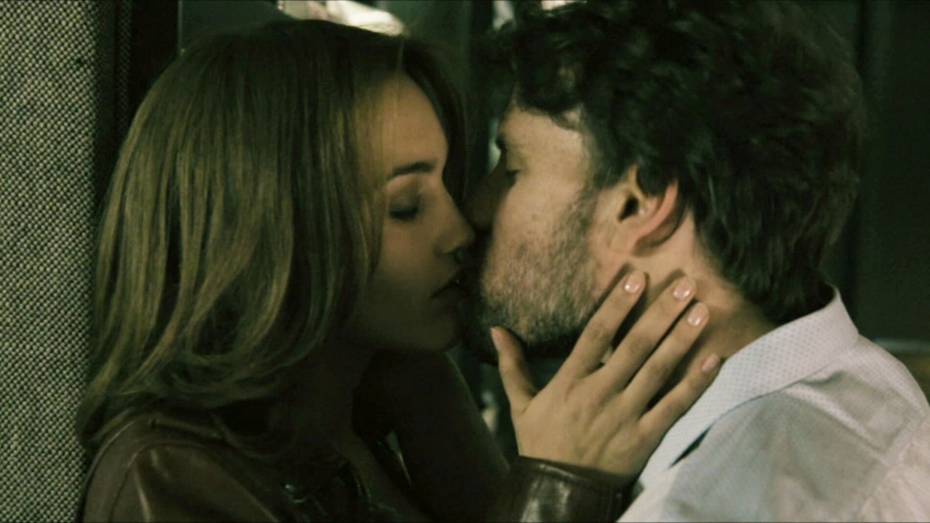 Mar&iacute;a y Juan se besan