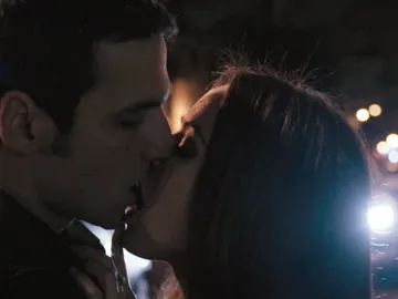 Amparo y Álex se besan Amparo y Álex se besan