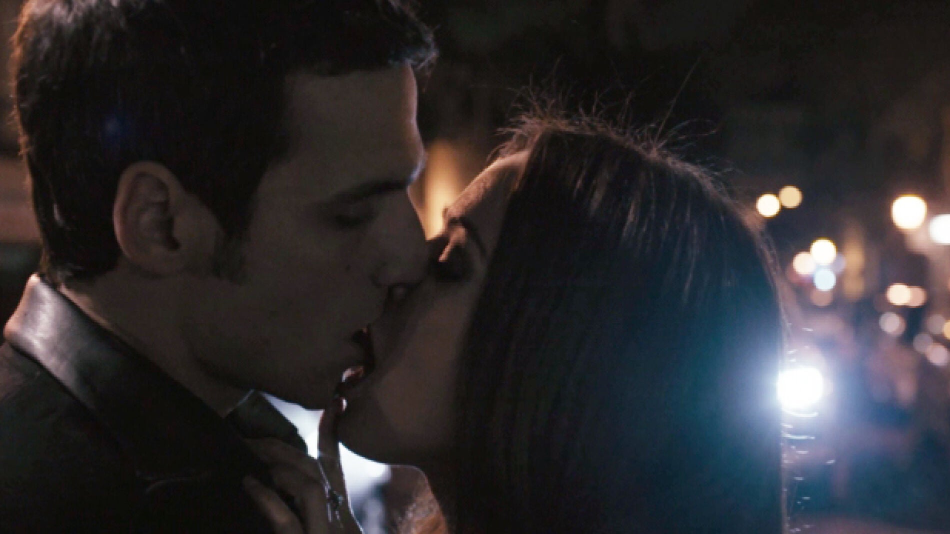 Amparo y &Aacute;lex se besan