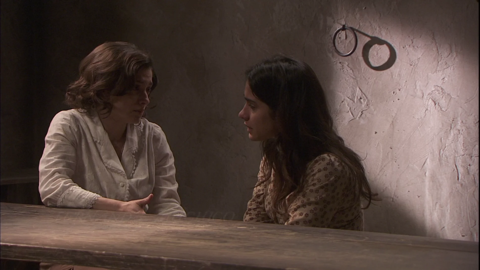 Candela pide a Inés que mantenga en secreto lo ocurrido con Melchor