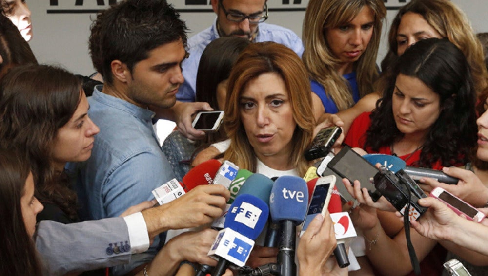 Susana Díaz habla con los medios en Ferraz