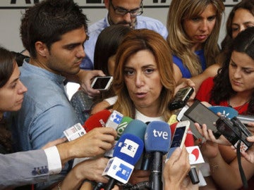 Susana Díaz habla con los medios en Ferraz