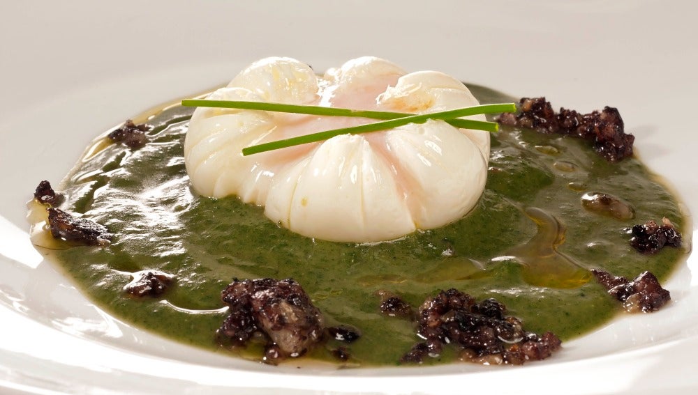 Crema de ortigas con morcilla y huevo flor