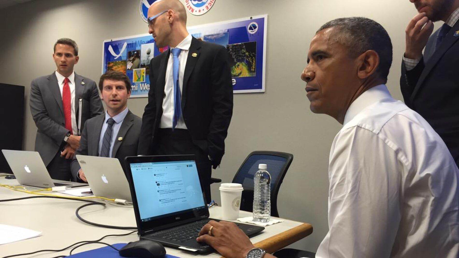 Barack Obama, contestando a preguntas a trav&eacute;s de Twitter